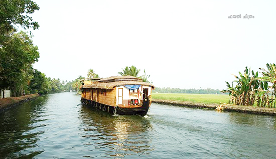 ആലപ്പുഴയില്‍ ഹൗസ് ബോട്ട് കത്തി നശിച്ചു